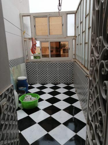 シディ・ラハルにあるAppartement Diar châtie Sidi Rehalの黒と白のチェックフロアのバスルーム