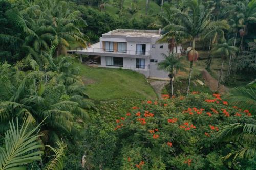Κήπος έξω από το Casa dos Canários Suítes - Teresópolis-RJ