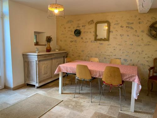 - une salle à manger avec une table, des chaises et un miroir dans l'établissement Les chambres perchées de Boece, à Boëcé