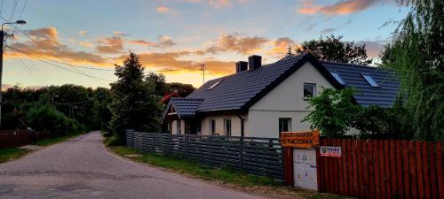 Afbeelding uit fotogalerij van Krzyże Info - Noclegi, pokoje z Basenem in Krzyże