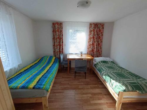 Afbeelding uit fotogalerij van Krzyże Info - Noclegi, pokoje z Basenem in Krzyże