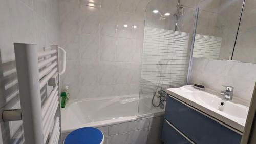 une salle de bain avec une baignoire, un lavabo et une douche dans l'établissement KerLorandeEvens, face mer, parking, à Pornichet
