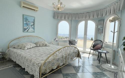 1 dormitorio con 1 cama y 1 habitación con ventanas en Villa Cost-a Blanca, en Benissa