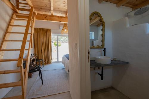 a bathroom with a staircase leading to a bedroom at Valle D`Água - Casas de campo in Vale de Água