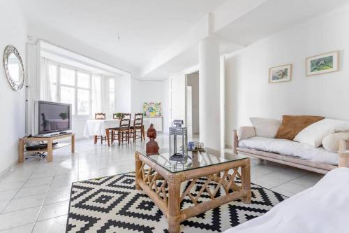 un salon avec un canapé et une table dans l'établissement appartement 120M2 plage des catalans, à Marseille