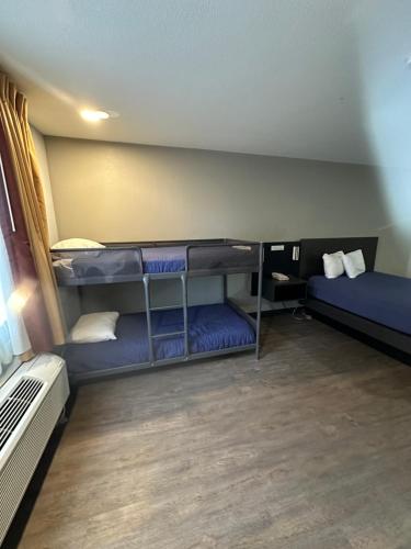 Ένα ή περισσότερα κρεβάτια σε δωμάτιο στο Pinetop Studio Suites