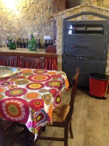 een keuken met een tafel met een tafelkleed erop bij B&B Profumi di Sicilia in San Cataldo