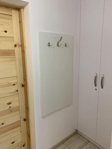 a bathroom with two glasses on a white wall at Apartamenty Trawers in Wielen Zaobrzanski