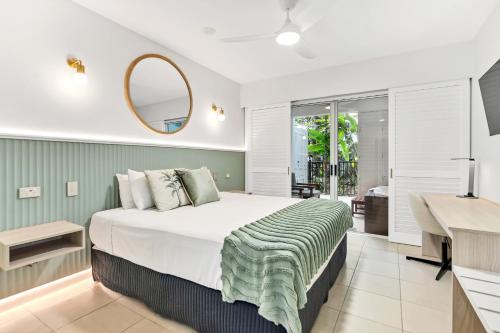 Un ou plusieurs lits dans un hébergement de l'établissement Elysium Private Apartments at Beach Club & Spa
