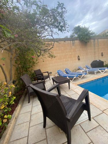 Bazén v ubytování Gozo Sea and Country view Rooms nebo v jeho okolí