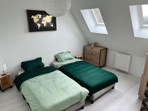 - une chambre avec 2 lits, une commode et 2 fenêtres dans l'établissement Maison centre ville Ardres, à Ardres