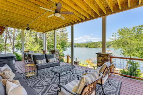 un porche cubierto con vistas al agua en Lakefront Hiawassee Gem Boat Dock with Rooftop Deck, en Hiawassee