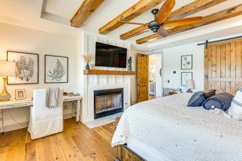 Una cama o camas en una habitación de Lakefront Hiawassee Gem Boat Dock with Rooftop Deck