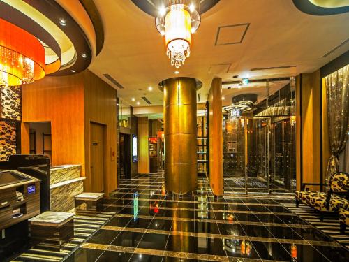 a lobby of a hotel with a gold column at APA Hotel Nihombashi Bakurocho Eki-Kita in Tokyo