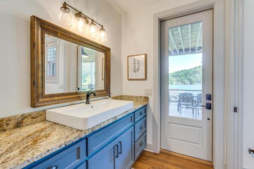 Galería fotográfica de Lakefront Hiawassee Gem Boat Dock with Rooftop Deck en Hiawassee