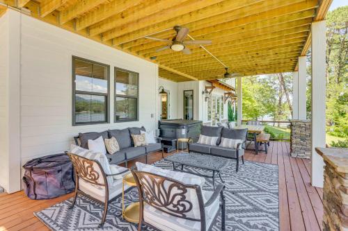 Zona de estar de Lakefront Hiawassee Gem Boat Dock with Rooftop Deck