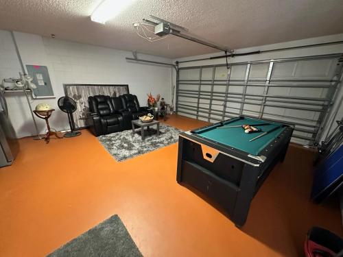 Η αίθουσα παιχνιδιών του Modern Fully updated Southern Dunes Home - Golf Course Views