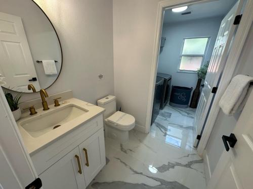 Ένα μπάνιο στο Modern Fully updated Southern Dunes Home - Golf Course Views
