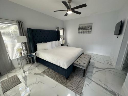 Ένα ή περισσότερα κρεβάτια σε δωμάτιο στο Modern Fully updated Southern Dunes Home - Golf Course Views