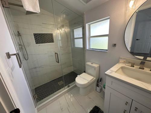 Ένα μπάνιο στο Modern Fully updated Southern Dunes Home - Golf Course Views