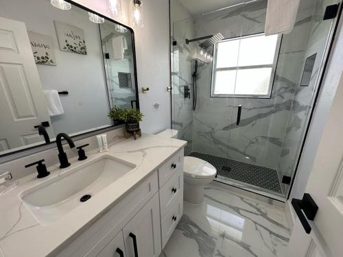 Ένα μπάνιο στο Modern Fully updated Southern Dunes Home - Golf Course Views