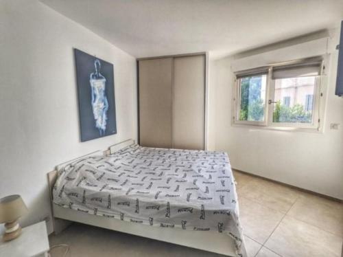 une chambre avec un lit et une fenêtre dans l'établissement Appartement à deux pas du centre, à Cannes