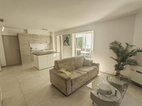 un salon avec un canapé et une table dans l'établissement Appartement à deux pas du centre, à Cannes