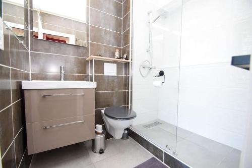 une salle de bain avec toilettes, lavabo et douche dans l'établissement Appt 4 pers à 400m plage avec jardin, à Dinard