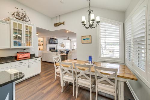 Dapur atau dapur kecil di Waterfront Clarklake Escape - Deck, Dock and Views