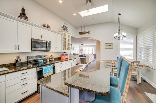 Dapur atau dapur kecil di Waterfront Clarklake Escape - Deck, Dock and Views
