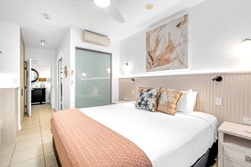 Un ou plusieurs lits dans un hébergement de l'établissement Elysium Private Apartments at Beach Club & Spa