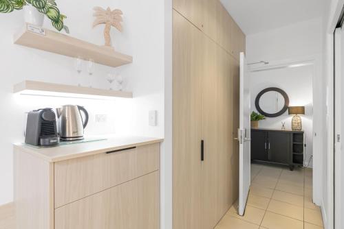 Cuisine ou kitchenette dans l'établissement Elysium Private Apartments at Beach Club & Spa