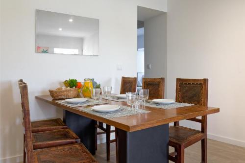 ペニシェにあるCasa das 7 Janelasのダイニングルーム(椅子、ガラス付きテーブル付)