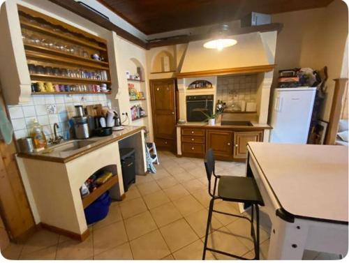 une cuisine avec un évier et un plan de travail dans l'établissement Maison entière proche de Genève, à Beaumont