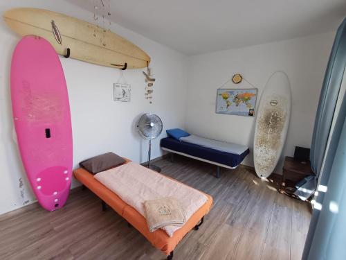 Gallery image of GetWet Surfcamp in Costa da Caparica