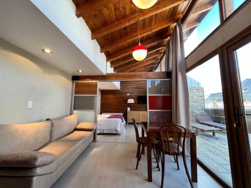 una sala de estar con un sofá y una mesa en URBANA APARTMENTS 413, en San Carlos de Bariloche