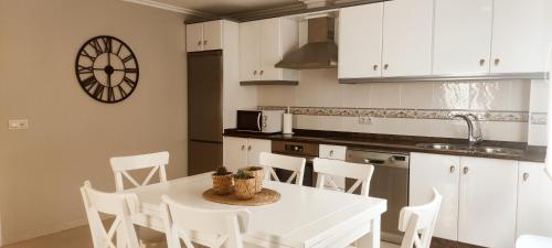 BaresにあるLa casa de Claudiaのキッチン(白いテーブル、白い椅子付)