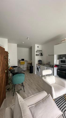 un salon avec un canapé et une table dans l'établissement Grand studio cosy, à Noisy-le-Grand