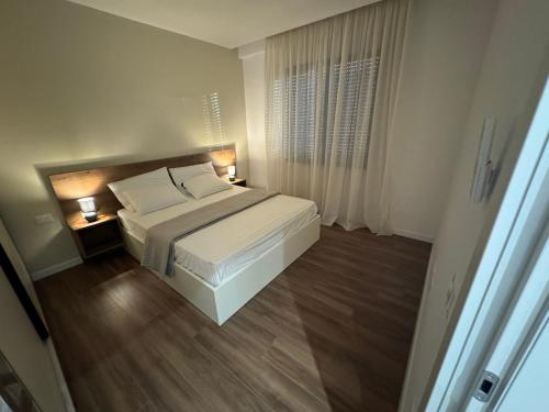 Un pat sau paturi într-o cameră la Old Bazaar apt 24