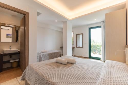 Postel nebo postele na pokoji v ubytování Hotel MARINELLA parking wi-fi spiaggia attrezzata