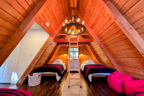 Posezení v ubytování Cozy Lakefront Cabin