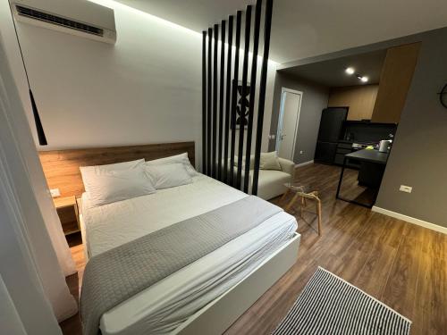 un dormitorio con una cama y una sala de estar en Old Bazaar studio, en Tirana