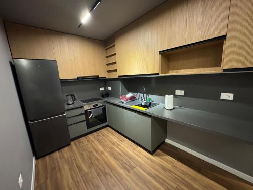 Una cocina grande con encimera y refrigerador. en Old Bazaar studio, en Tirana