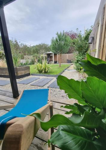 une terrasse avec une table bleue et une chaise dans l'établissement MAISON 5 CHAMBRES Le séjour familiale sur le côte d'émeraude 5 min du centre ville RESSOURCEZ VOUS, à Dinard