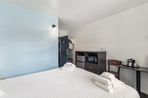 Postel nebo postele na pokoji v ubytování Snyders Shoreline Inn