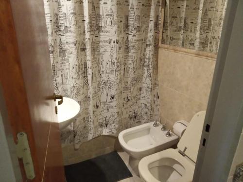 a bathroom with a white toilet and a sink at Monoambiente Nueva Córdoba UNC in Cordoba