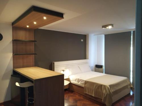 a bedroom with a bed and a desk in it at Monoambiente Nueva Córdoba UNC in Cordoba