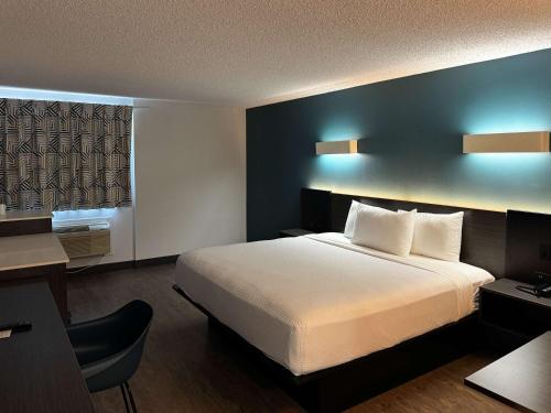 卡森Studio 6 Suites Carson, CA的配有床和书桌的酒店房间