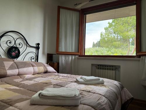 A bed or beds in a room at Villa del Biondo