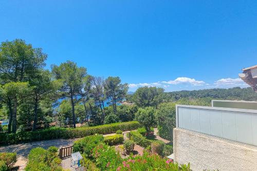 - une vue sur le jardin en face d'un bâtiment dans l'établissement Seafront apartment 4 people in domain - 2 Pools, à Saint-Raphaël